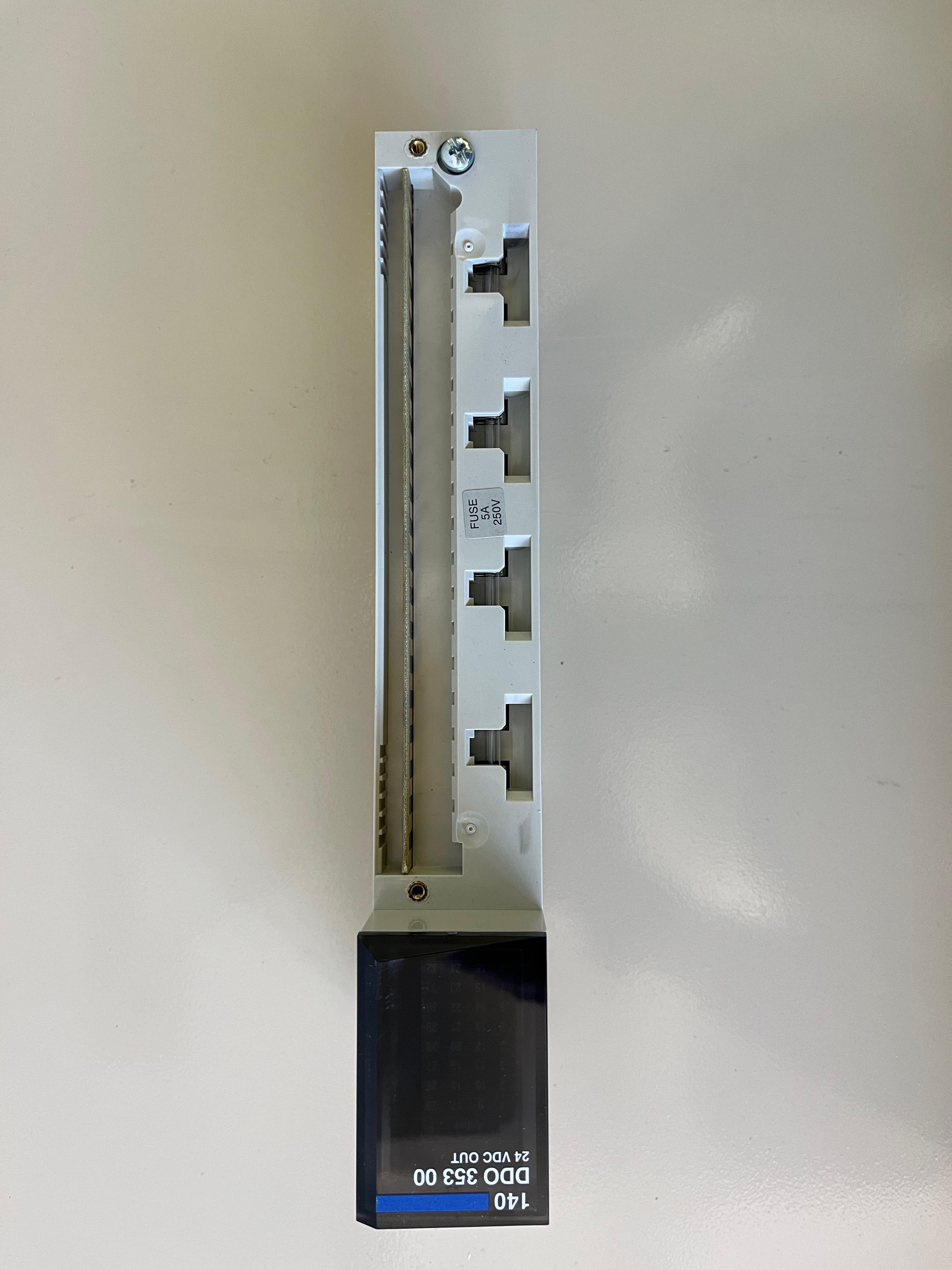 SCHNEIDER 140DDO35300 (USADO)